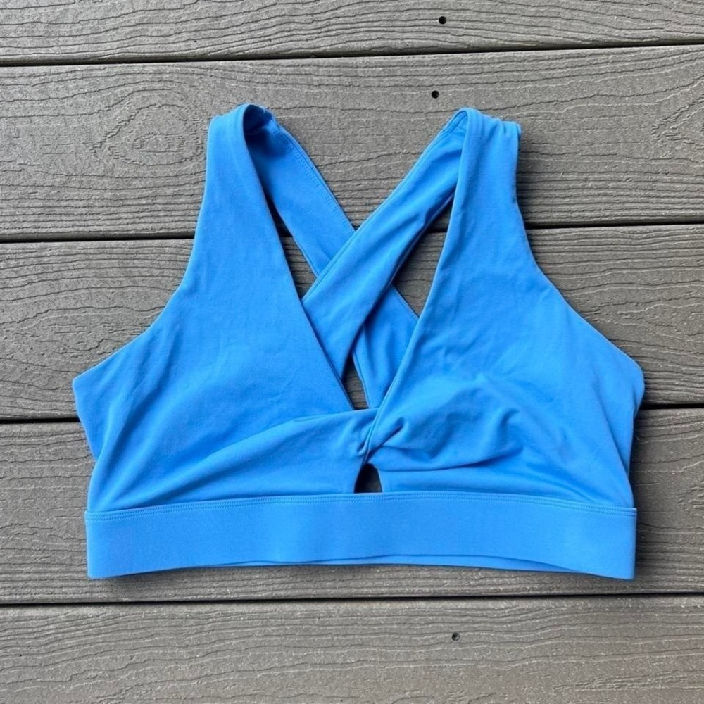 Fabletics Oasis Twist Blue Sports Bra‎ Size 1X Criss Cross Activewear Athletic